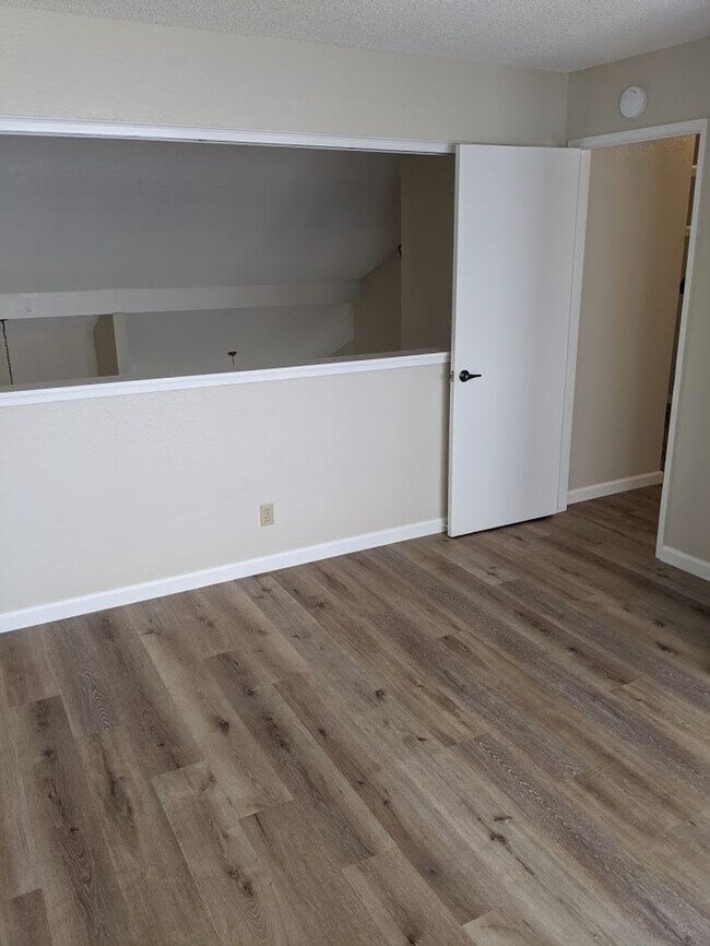 Building Photo - LOS GATOS  - Town House with designer upda...