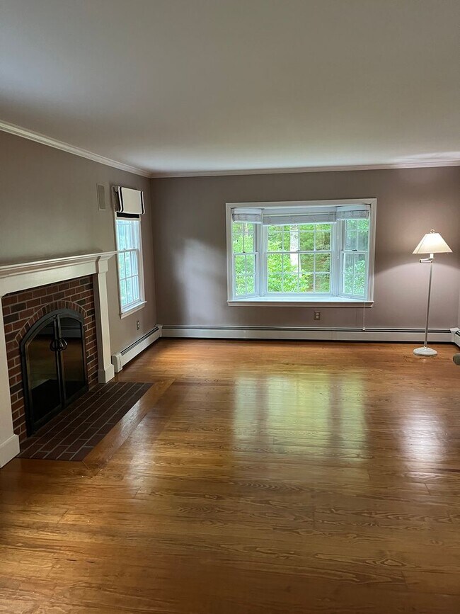 Building Photo - Executive 4 Br / 2.5 Ba Executive Colonial in Sandwich