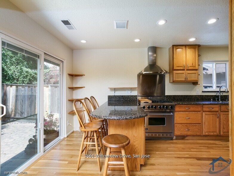 Building Photo - 3661 Willowview Dr