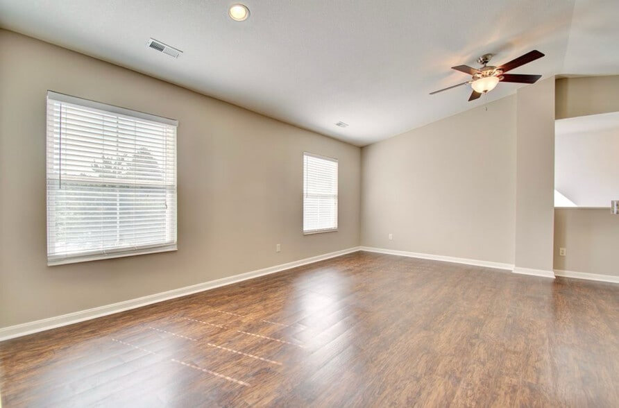 Building Photo - 2223 Rolling Hills Dr