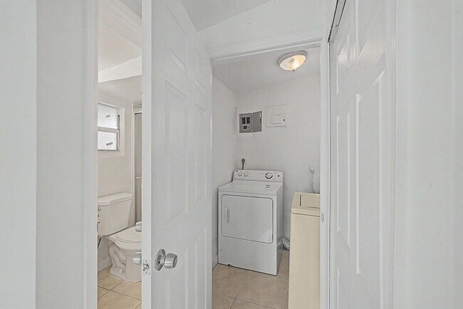 Building Photo - 301 SE 21st Ave