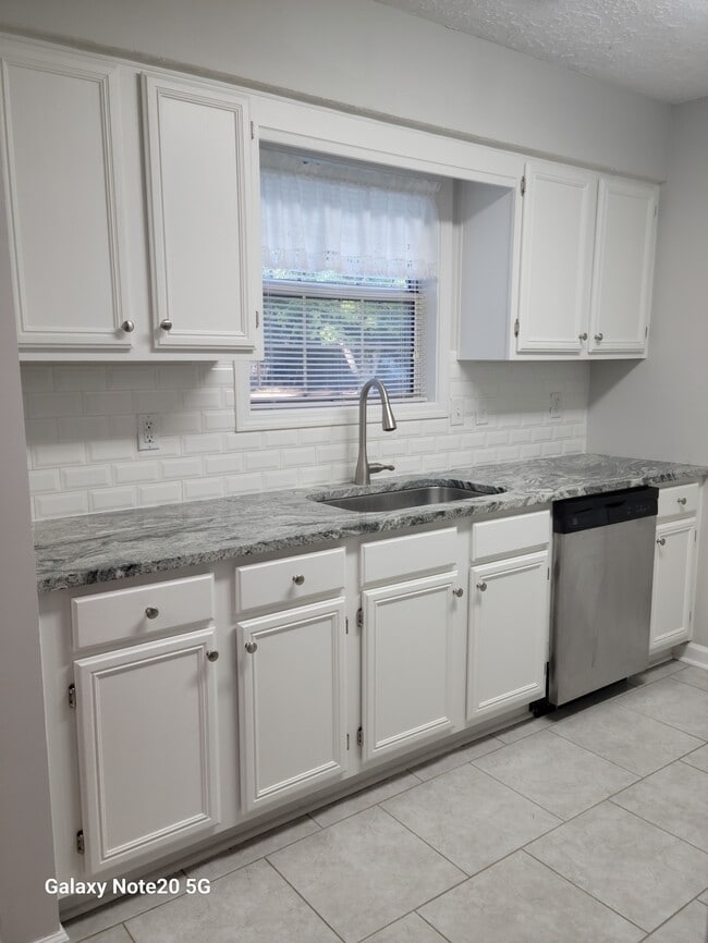 Building Photo - 667 Roebling Rd