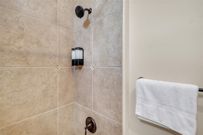 Building Photo - 2318 Camden Dr