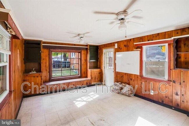 Building Photo - 530 N Nelson St
