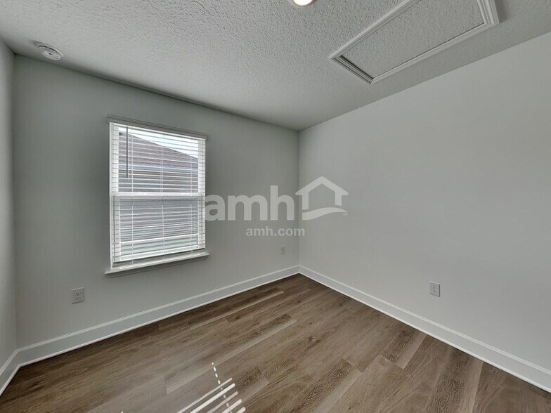 Building Photo - 3003 19th Ave W