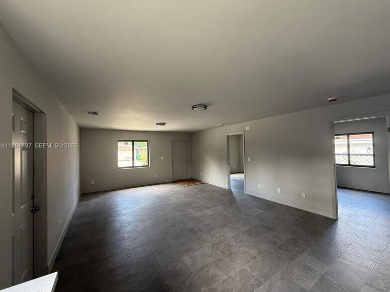 Building Photo - 2810 NW 9th Ct