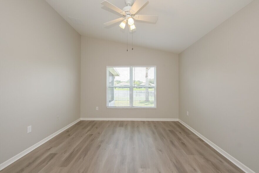 Building Photo - 927 Ridge Haven Dr