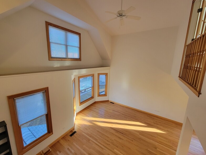 Living room - 2648 N Greenview Ave