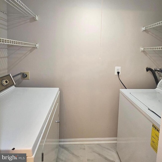 Building Photo - 8473 Aurora Ct