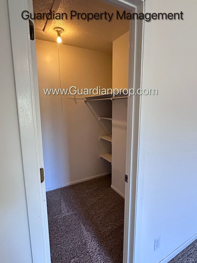 Building Photo - Renovated Burnsville Town Home, 2 Car Garage, W/D in Unit, Walk Out Patio, Dishwasher