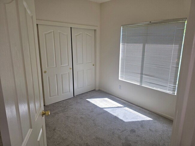 Building Photo - 549 Cascade Dr