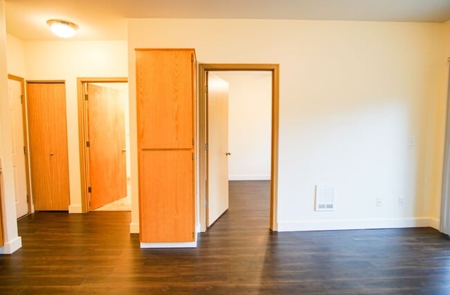 Building Photo - App Fee Special!  Bright 1 Bdr w/Open Floorplan, DW & Patio + Cat OK!