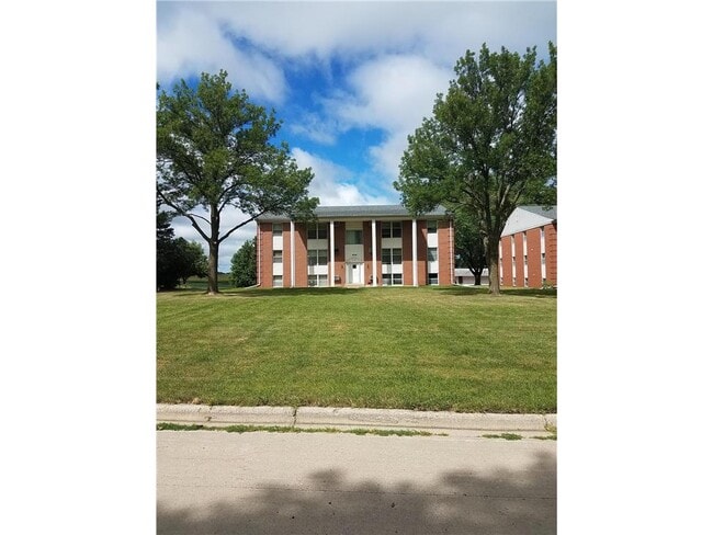 Primary Photo - 656 Summit Dr