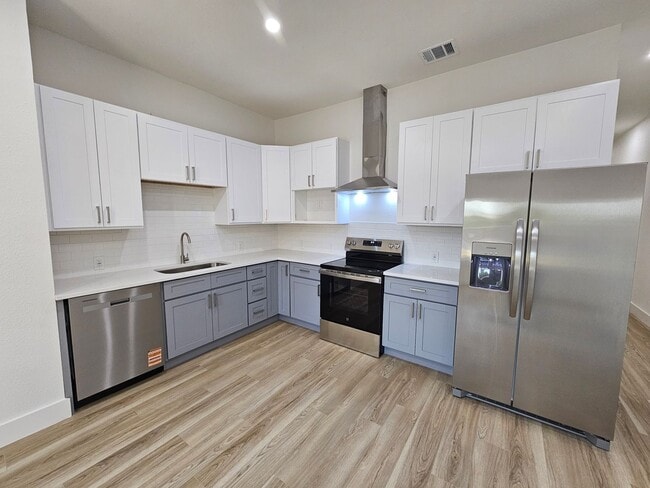 Building Photo - Ready for immediate move in!