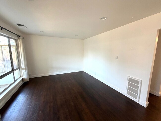 Building Photo - Charming 3-Bed, 1-Bath West Sacramento Home – Updated with Solar!