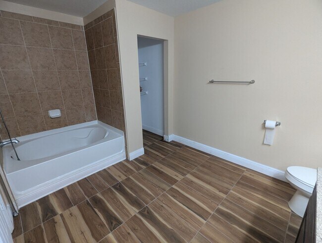 Building Photo - FOR RENT 4 Bedroom 2 1/2  Bath with Den/Office/5th bedroom, Furry  friends Welcome!