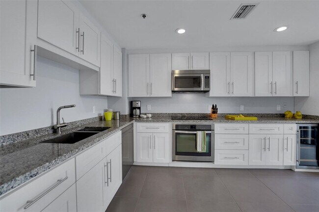 Building Photo - 4108 W Palm Aire Dr