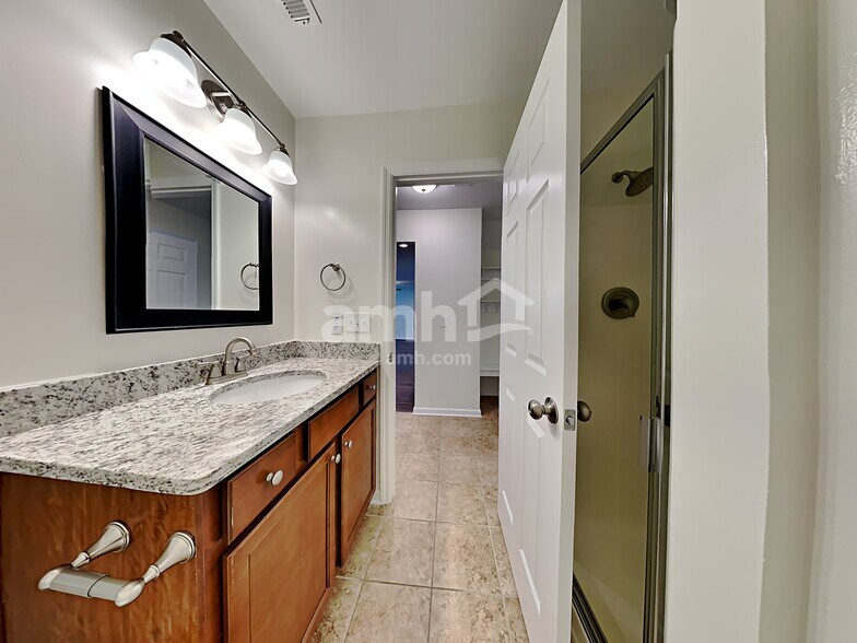 Building Photo - 422 Lions Den Dr