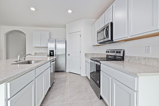 Building Photo - "Spacious 5-Bedroom Retreat with 3 Full Baths in Epperson Lagoon Wesley Chapel – 2,601 Sq. Ft. of...