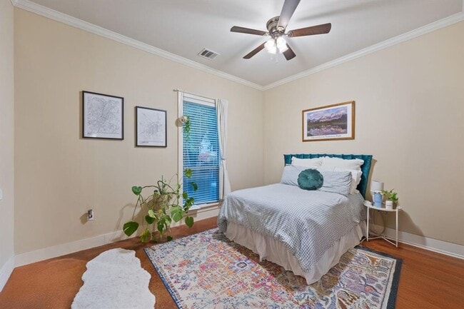 Building Photo - 4X3 Home Close to Campus!