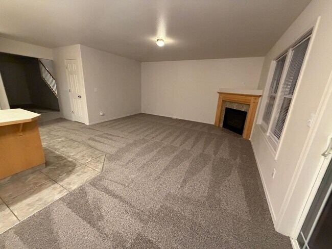 Building Photo - New carpet + Paint! 2 bed|2.5 bath + bonus room townhome