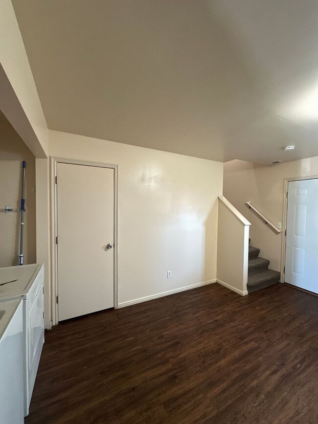 Building Photo - Milford Townhouse