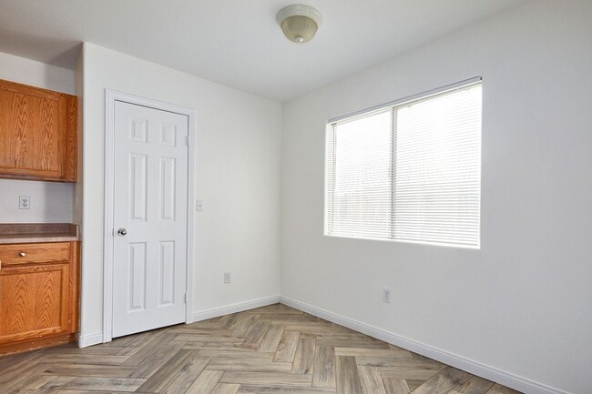 Building Photo - 3 BEDROOM BARSTOW HOME