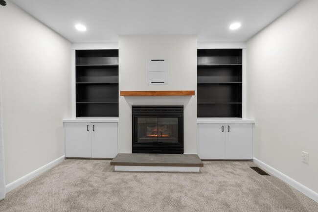 Building Photo - 2 Rockingham Ct