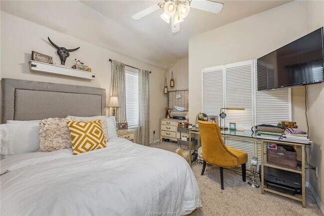 Building Photo - SUBLEASE Aug 11 2025 in Lakeridge Townhomes!