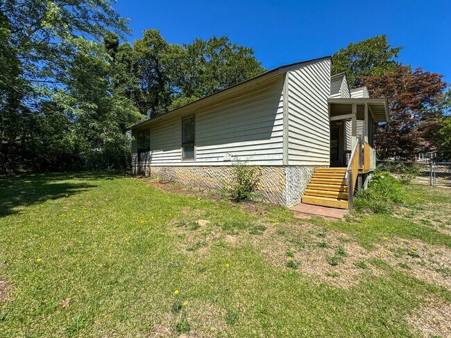 Building Photo - Beautifully Updated 3 Bed 2 Bath Home