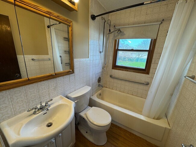 Building Photo - Charming and Spacious East Moline Home!