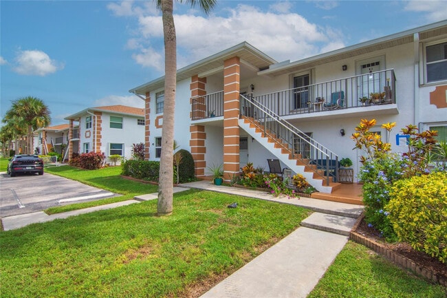 Building Photo - 1217 S Lakes End Dr