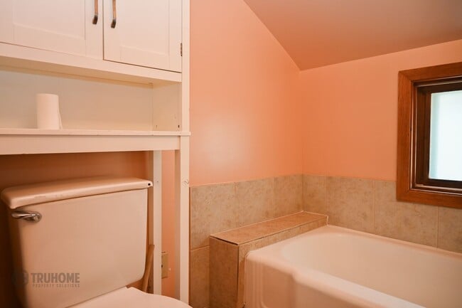 Building Photo - Charming 2 Bed 1 Bath Single Family Home f...