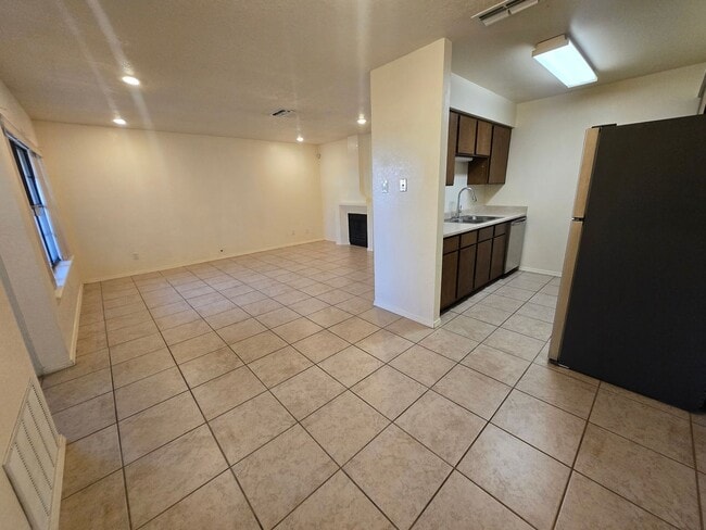 Building Photo - Charming 2 bedroom, 2  bath townhome in desirable area near a Golf Course & a greenspace. Two pat...