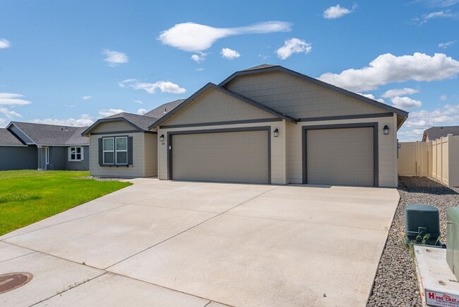 Primary Photo - Charming 3 Bedroom Home