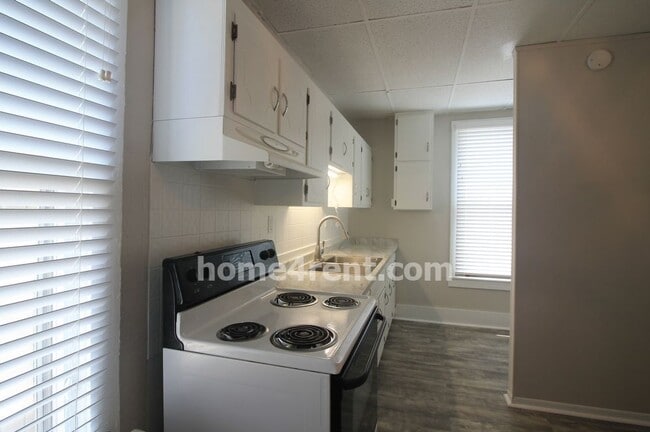 Building Photo - Updated Strawberry Hill Bungalow So much new