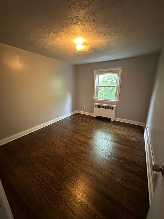 Building Photo - 3 Bed, 1 Bath Rowhome
