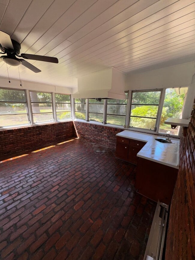 Building Photo - Charming 3 bedroom, 2 bathroom home featuring a fenced-in backyard and enclosed back porch. Fresh...