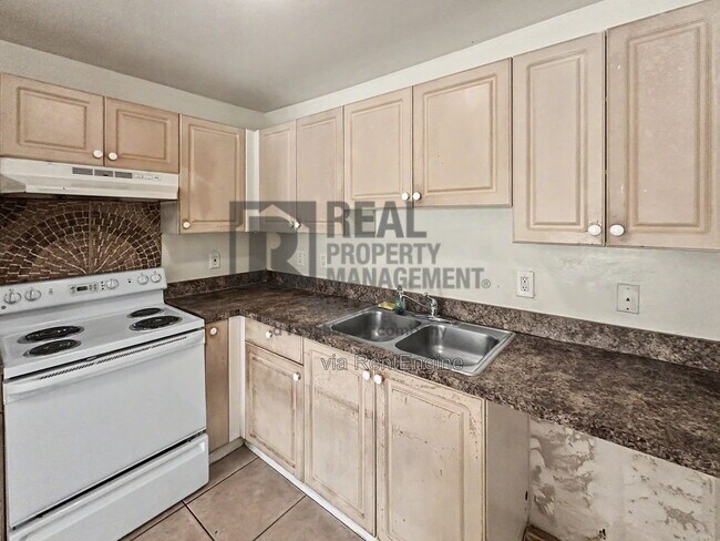 Building Photo - 910 East 12th Street