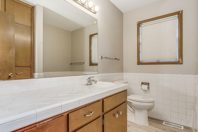 Building Photo - Spacious 3 bedroom 2 bath Duplex