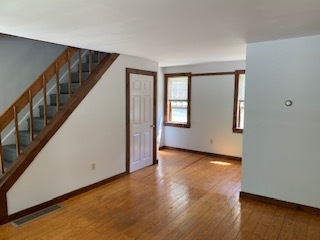Building Photo - 117 River St