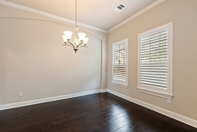 Building Photo - Luxurious 4 bedrooms 3 bathrooms home in L...