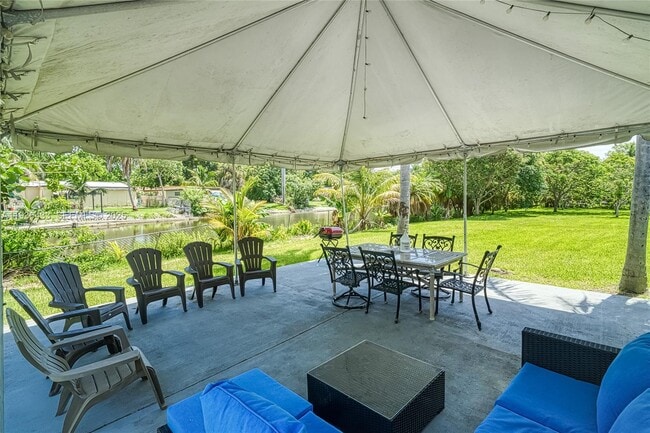 Building Photo - 216 SW 6th St