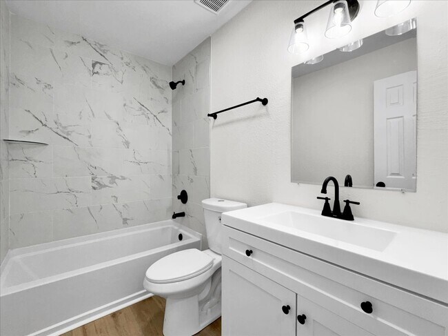 Building Photo - Flexible Lease Options! 2BR/2BA Townhome w...