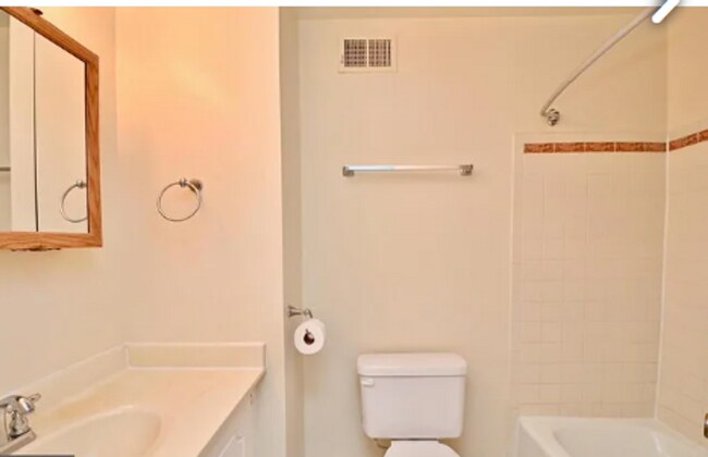 Building Photo - Charming 3-Level Townhome Backing to Woods in Prime Alexandria Location