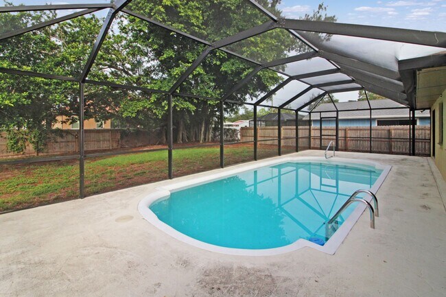 Building Photo - 832 Golf Dr