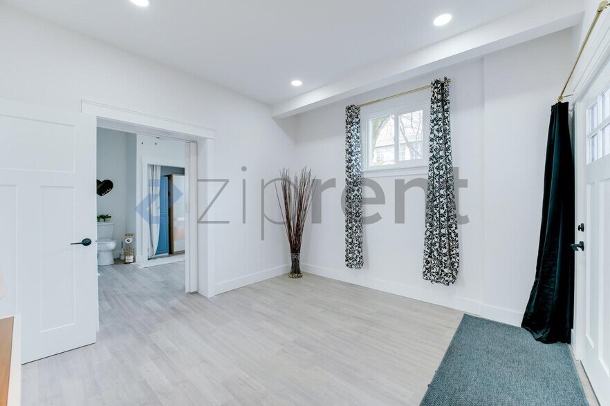 Building Photo - 907 S Ainsworth Ave