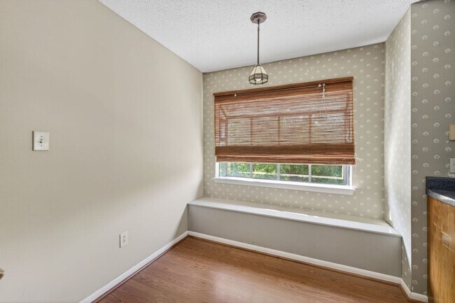 Building Photo - Fabulous Chesapeake Bay Location - Steps to Beach!