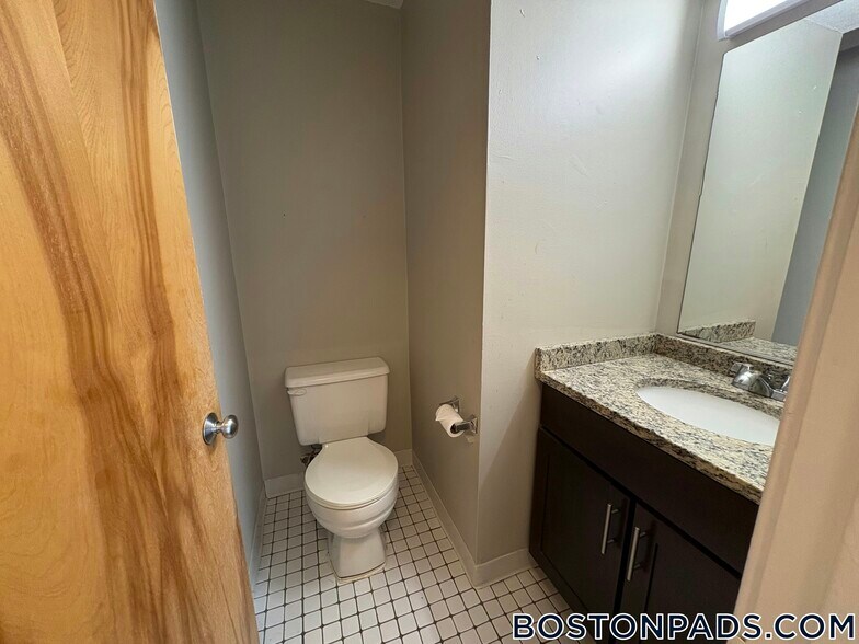 Building Photo - 146 N Beacon St