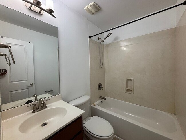 Building Photo - 2 Bedroom Townhome walking distance to Plaza Midwood.